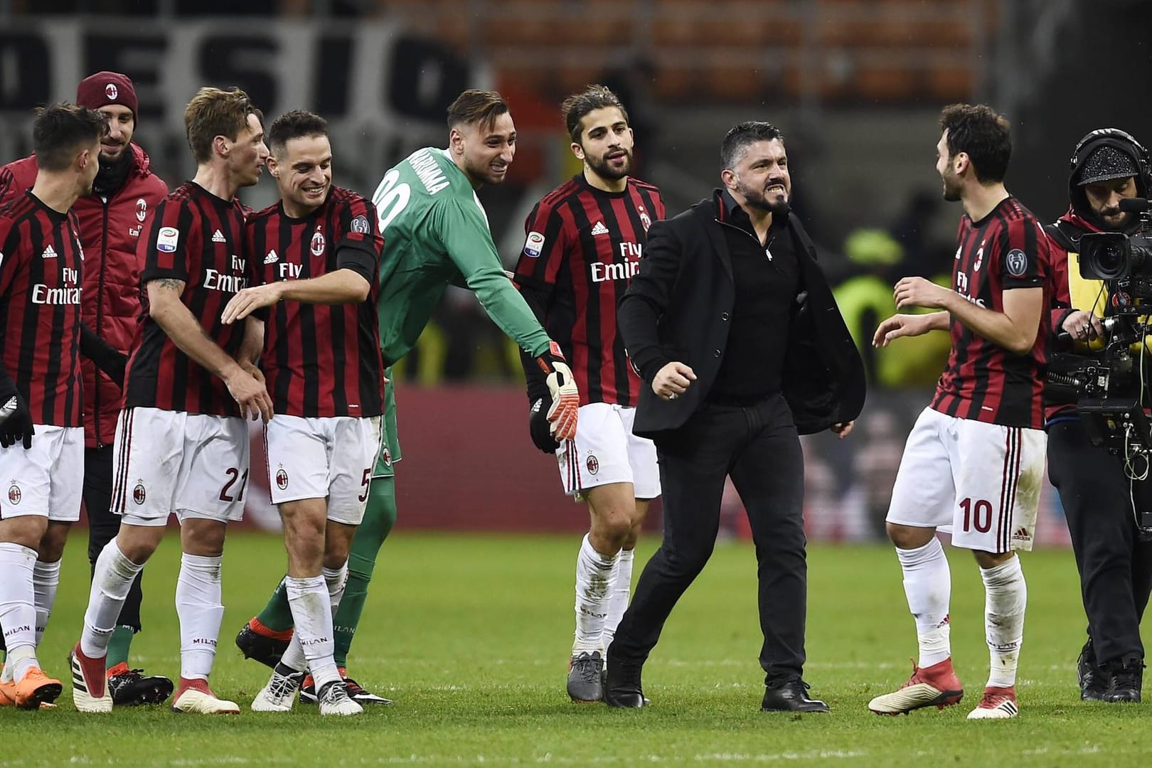 Ärger bei Milan: Hakan Calhanoglu (2. v. r.) hat aktuell keine gute Karten bei seinem Trainer Gennaro Gattuso (3. v. r.).