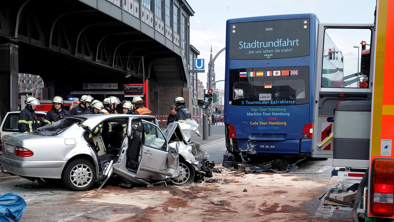 Unfall auf dem Hamburger Baumwall: Hierbei wurden elf Menschen schwer verletzt.