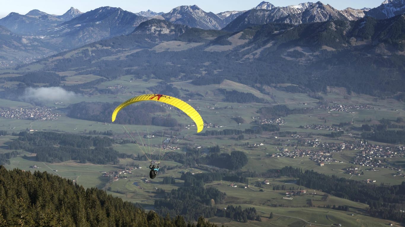 Ein Gleitschirmflieger hoch in der Luft: Bei Mehreren Unfällen wurden drei Paraglider verletzt.