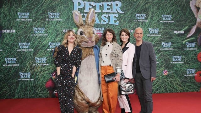 Die Schauspieler und Synchronsprecher Heike Makatsch (l-r), Jessica Schwarz, Anja Kling und Christoph Maria Herbst bei der Premiere von "Peter Hase" in Berlin.