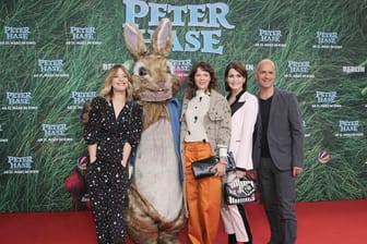 Die Schauspieler und Synchronsprecher Heike Makatsch (l-r), Jessica Schwarz, Anja Kling und Christoph Maria Herbst bei der Premiere von "Peter Hase" in Berlin.