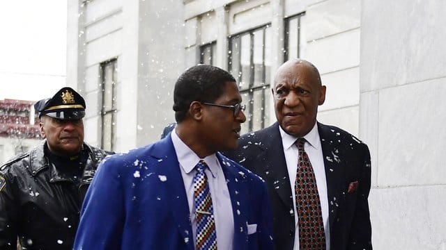 Bill Cosby (r) kommt mit seinem Sprecher Andrew Wyatt zum Gericht.