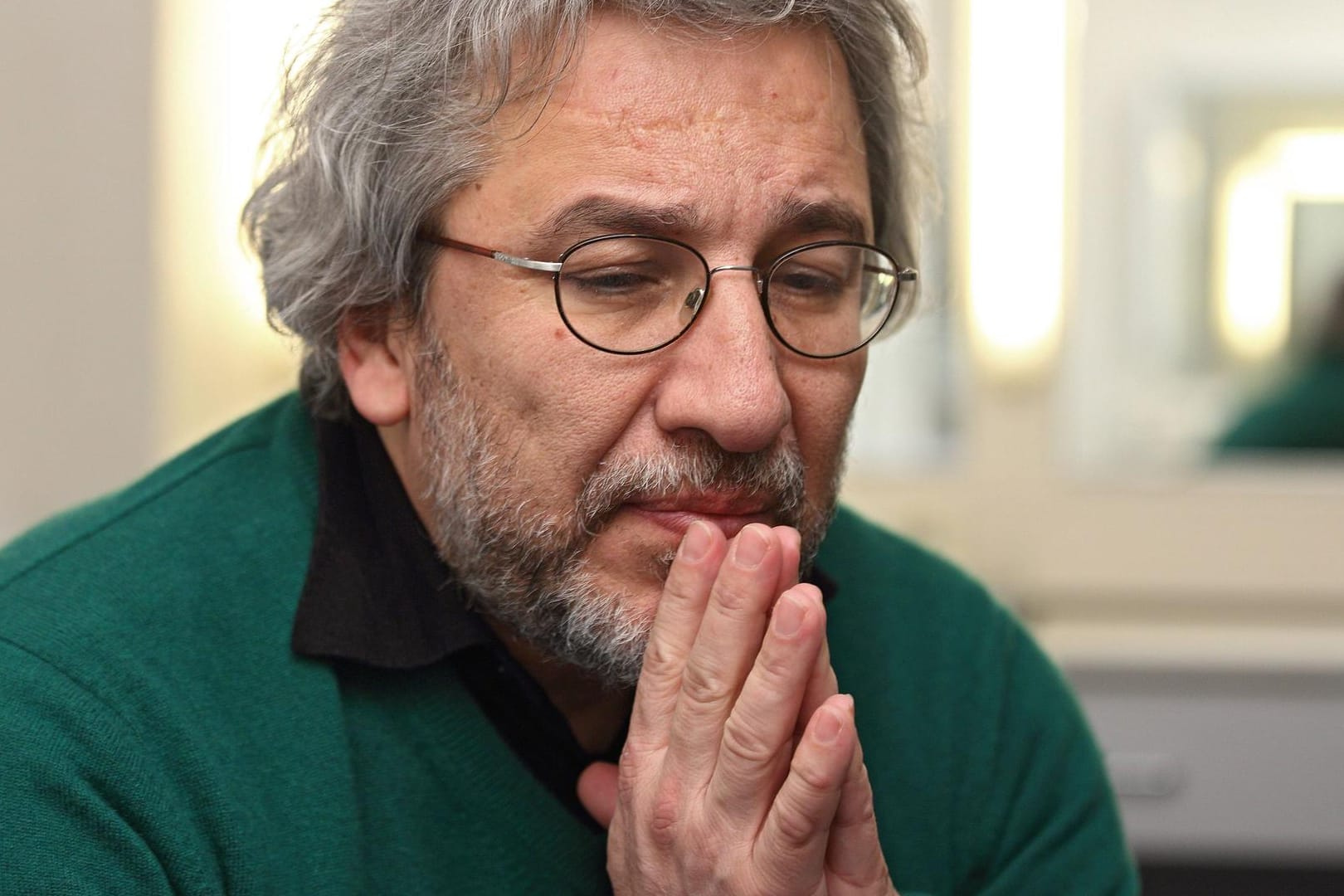 Der im deutschen Exil lebende Ex-Chefredakteur von "Cumhuriyet" Can Dündar: Die Türkei will ihn auf die Interpol-Fahndungsliste setzen.