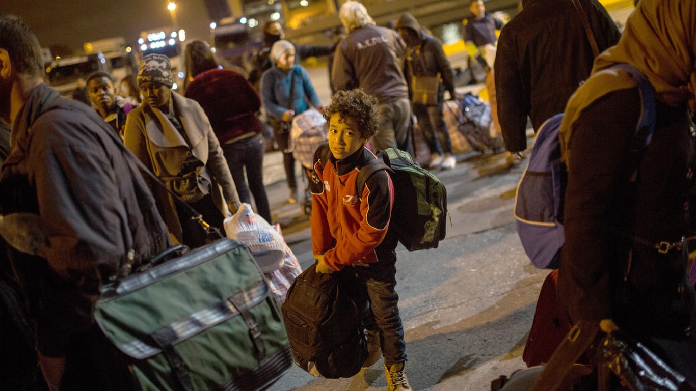 Ein junger Migrant landet in der Hafenstadt Piräus. Durch die EU-Hilfen soll die Lebenssituation der Flüchtlinge in Griechenland verbessert werden.