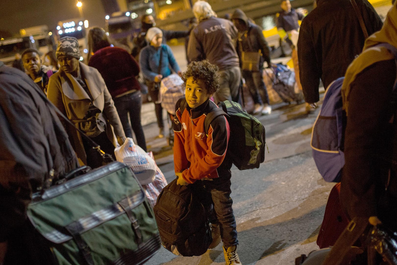 Ein junger Migrant landet in der Hafenstadt Piräus. Durch die EU-Hilfen soll die Lebenssituation der Flüchtlinge in Griechenland verbessert werden.