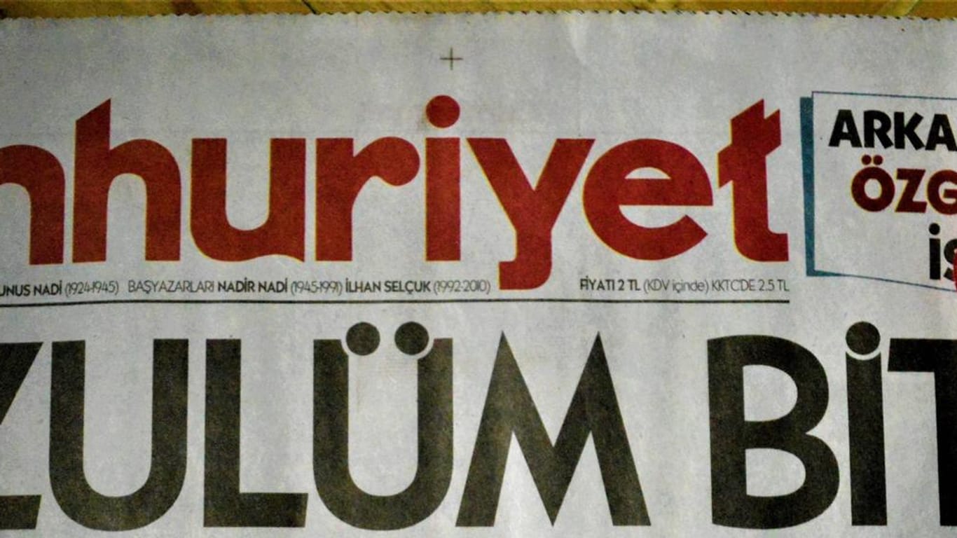 Die Titelseite der türkischen, regierungskritischen Zeitung "Cumhuriyet" mit der Überschrift "Lasst die Obsession enden" auf türkisch: Can Dündar findet die Forderung der türkischen Regierung ihn auf die Interpol-Fahndungsliste zu setzen lächerlich.