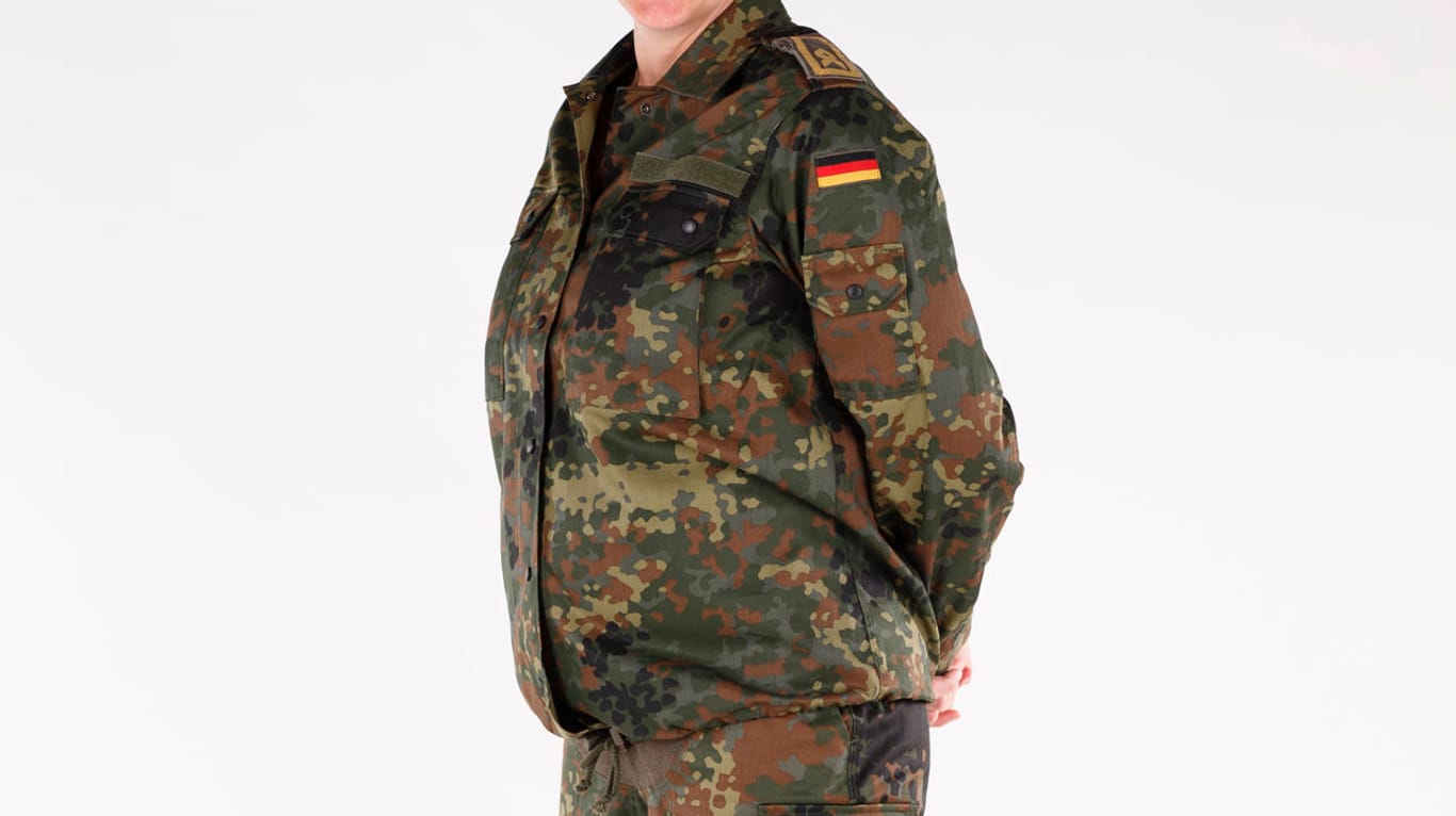 Eine Bundeswehr-Soldatin trägt Feldbekleidung als Umstandsvariante: Die deutsche Bundeswehr will Umstandsmode für Mitarbeiterinnen einführen, um Modernisierung und Gleichstellung zu repräsentieren.