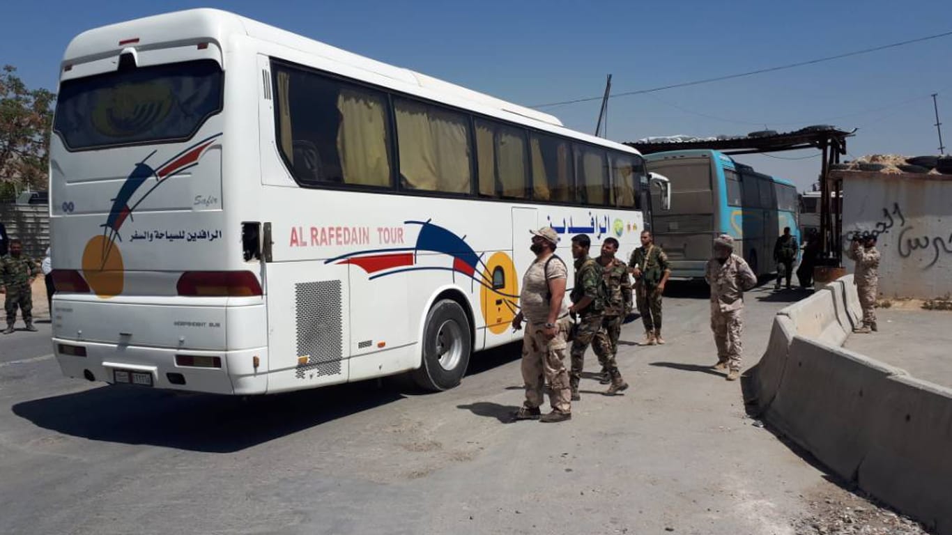 Die letzte Rebellen aus Ost-Ghuta erreichen den Al Wafideen Korridor im Nordosten von Damaskus: Mit zahlreichen Bussen wurden die Rebellen nach einer Abzugsvereinbarung aus Ost-Ghuta abtransportiert.