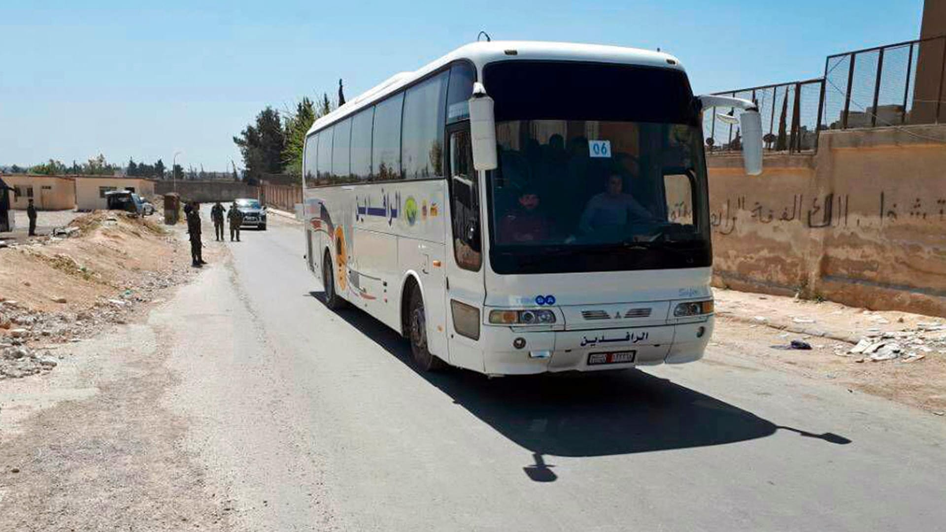 Bus mit Militanten der Dschaisch al-Islam Rebellengruppe und deren Familien, die aus Ost-Ghuta abtransportiert werden: Nach lange Kämpfen und tausenden Toten, sind die letzten verbliebenen Rebellen aus Ost-Ghuta abgezogen. Bus mit Militanten der Dschaisch al-Islam Rebellengruppe und deren Familien, die aus Ost-Ghuta abtransportiert werden: Nach lange Kämpfen und tausenden Toten, sind die letzten verbliebenen Rebellen aus Ost-Ghuta abgezogen.