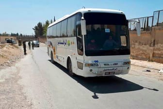 Bus mit Militanten der Dschaisch al-Islam Rebellengruppe und deren Familien, die aus Ost-Ghuta abtransportiert werden: Nach lange Kämpfen und tausenden Toten, sind die letzten verbliebenen Rebellen aus Ost-Ghuta abgezogen.