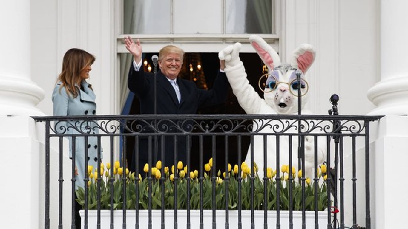 Melania und Donald Trump haben den Osterhasen zu Gast.