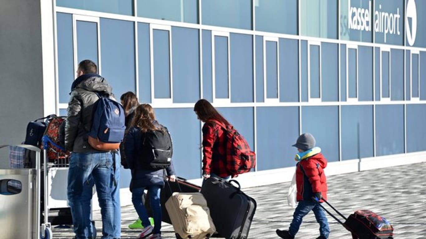 Abgelehnte Asylbewerber reisen freiwillig zurück in den Kosovo und nach Albanien.