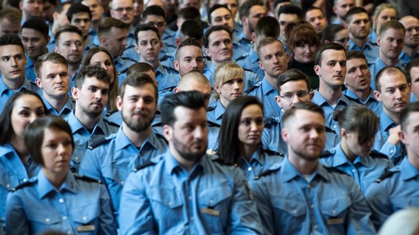 Der Nachwuchs steht bereit: Junge Polizisten bei der Ernennungsfeier des Bachelorstudiengangs für den gehobenen Polizeivollzugsdienst.