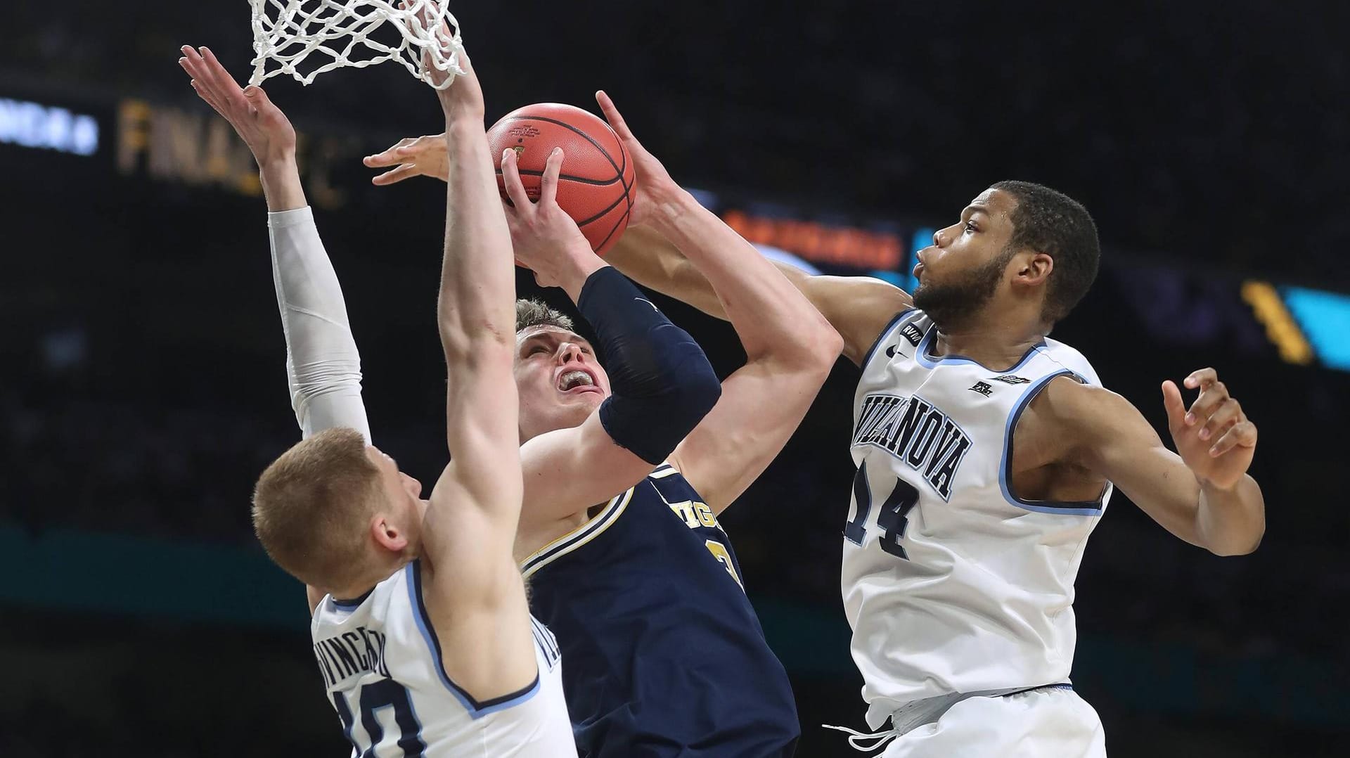 Moritz Wagner wird im Finale bedrängt: Das deutsche Basketball-Talent war mit seinem Team gegen Villanova chancenlos.