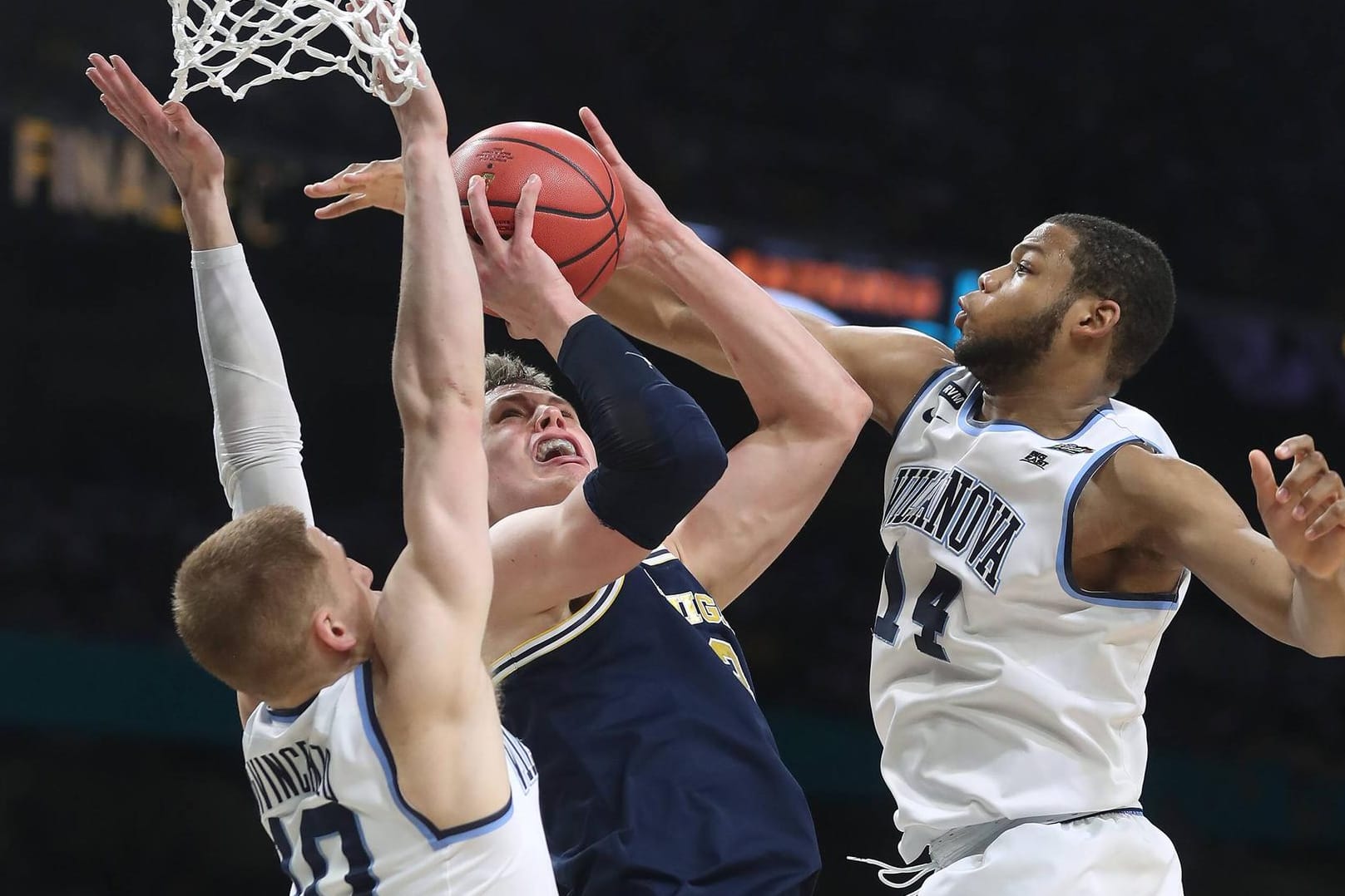 Moritz Wagner wird im Finale bedrängt: Das deutsche Basketball-Talent war mit seinem Team gegen Villanova chancenlos.