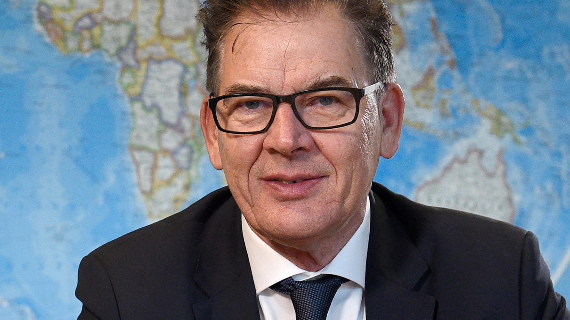 CSU-Entwicklungshilfeminister Gerd Müller: "Wir sollten Familienzusammenführung nicht nur in Richtung Deutschland denken." CSU-Entwicklungshilfeminister Gerd Müller: "Wir sollten Familienzusammenführung nicht nur in Richtung Deutschland denken."