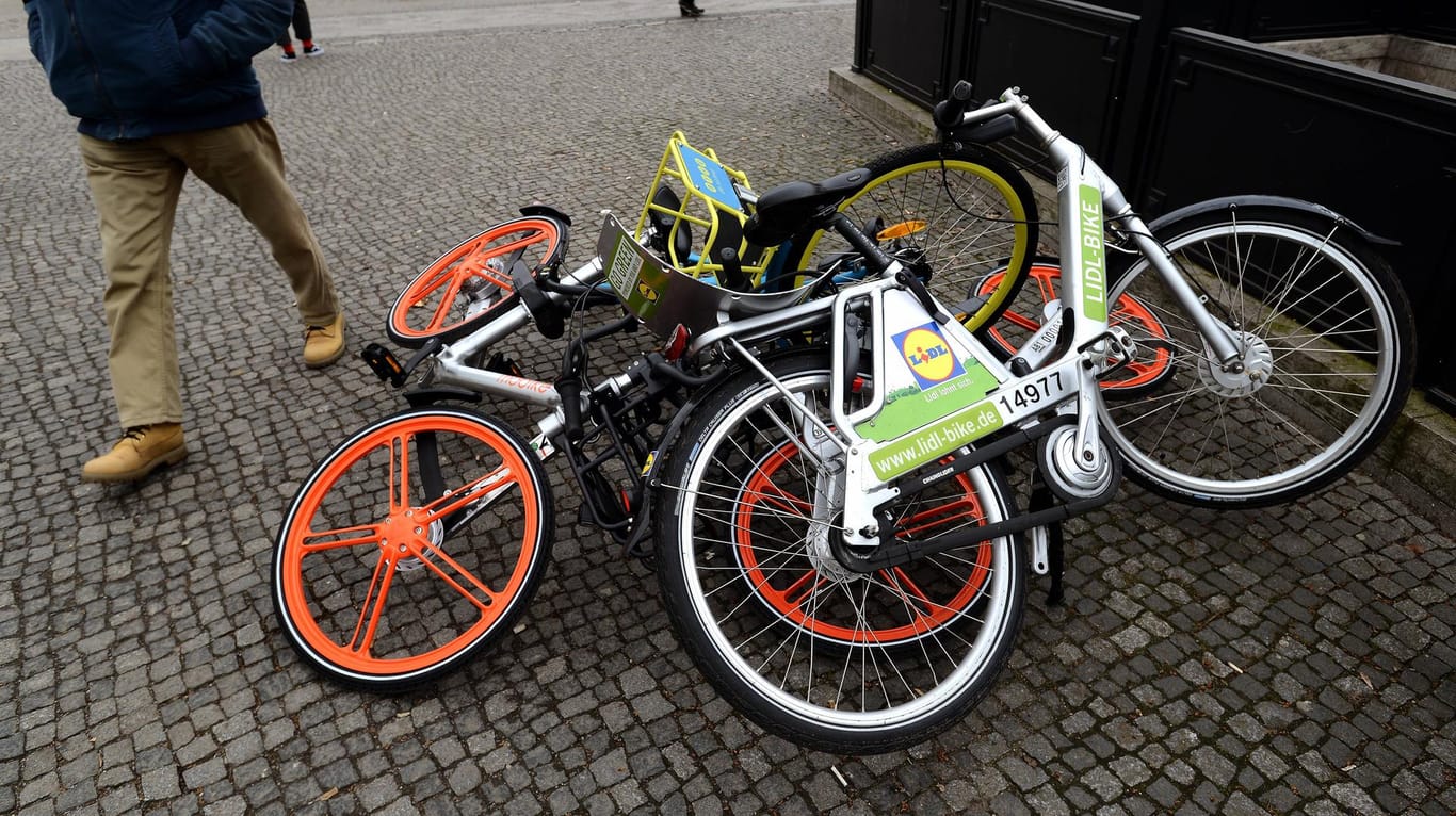 Leihfahrräder in Berlin Stehen überall in der Innenstadt Hier am Askanischen Platz Berlin