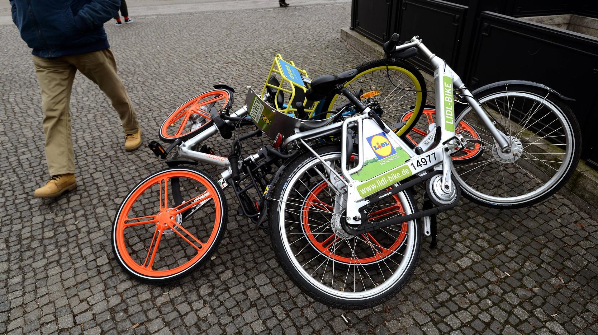 Leihfahrräder in Berlin Stehen überall in der Innenstadt Hier am Askanischen Platz Berlin