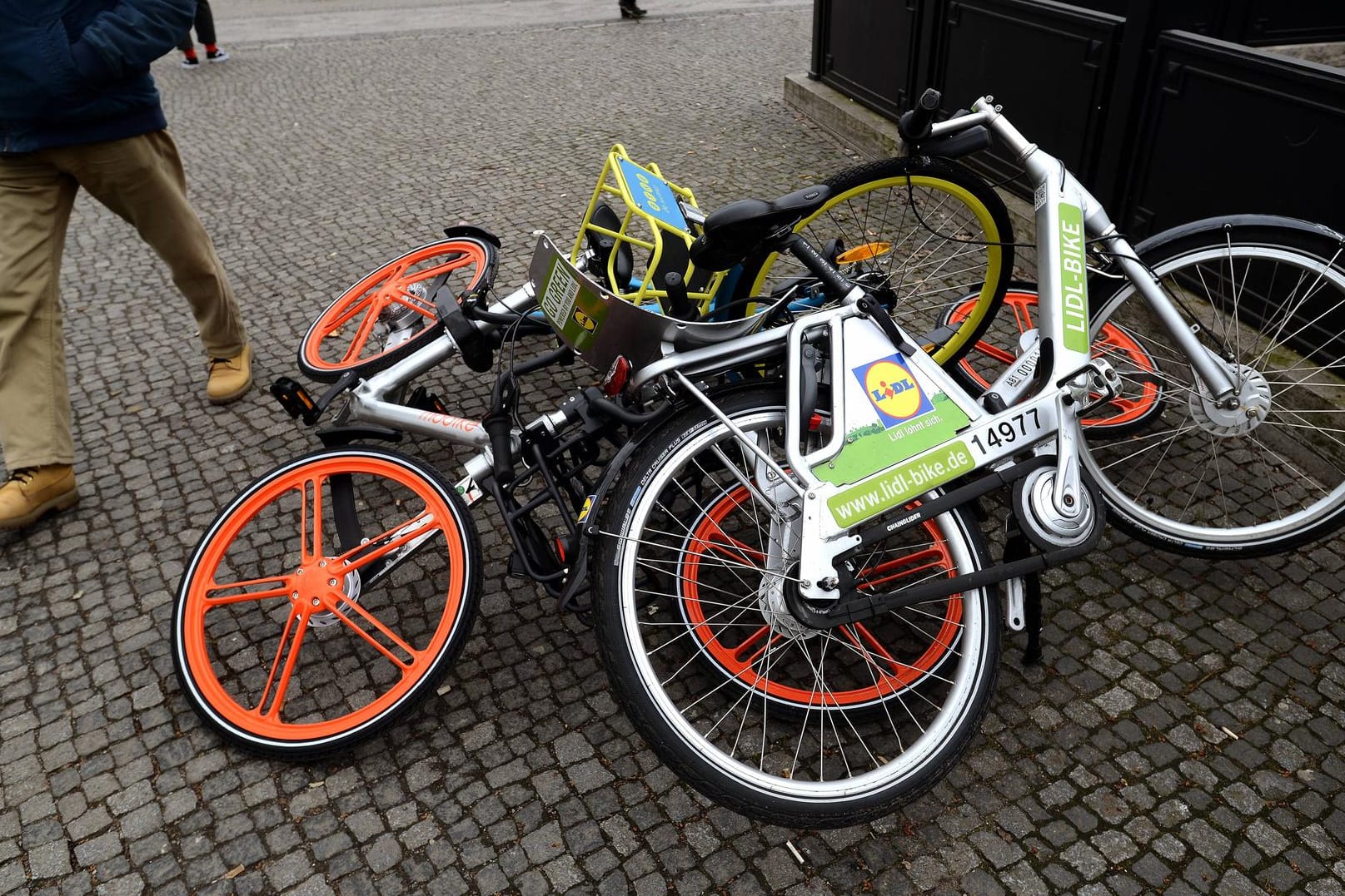 Leihfahrräder in Berlin Stehen überall in der Innenstadt Hier am Askanischen Platz Berlin