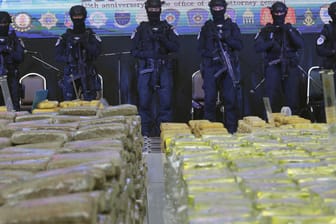 Drogen in Thailand beschlagnahmt: Bei einer Pressekonferenz präsentierte die Polizei die Funde einer Drogenrazzia: unter anderem 1.380 Kilo Marihuana.