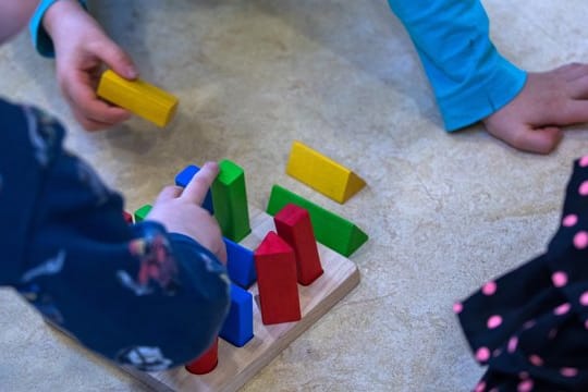 Auch der Bund will sich engagieren: Im Koalitionsvertrag der neuen Groko ist von mehr Geld für den Kita-Ausbau die Rede und von "Entlastung von Eltern bei den Gebühren bis hin zur Gebührenfreiheit".