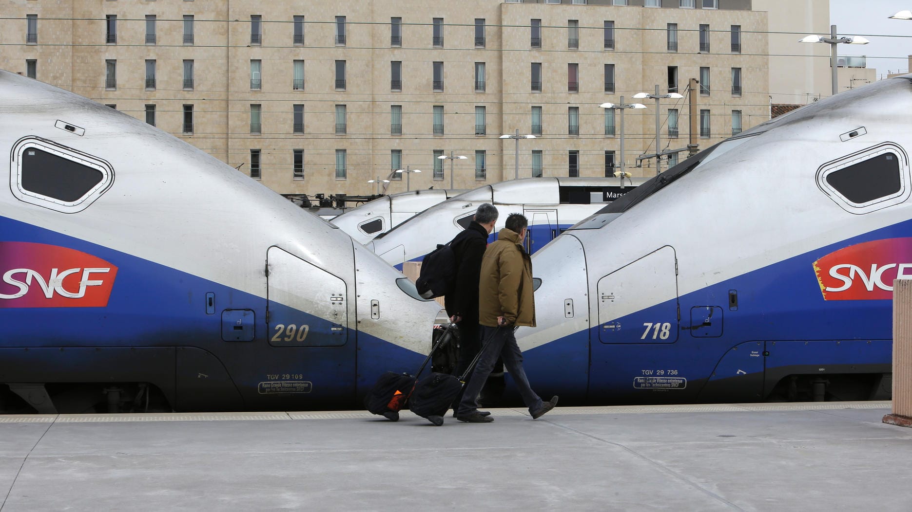 Stehende SNCF-Züge in Marseille: Die Streiks der Eisenbahner könnten sich über Monate hinziehen. Stehende SNCF-Züge in Marseille: Die Streiks der Eisenbahner könnten sich über Monate hinziehen.