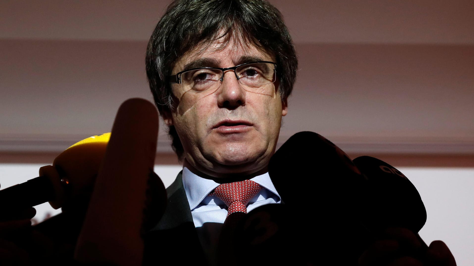 Carles Puigdemont bei einer Pressekonferenz in Belgien: Seit 25. März sitzt der katalanische Separatistenführer in deutscher Untersuchungshaft.