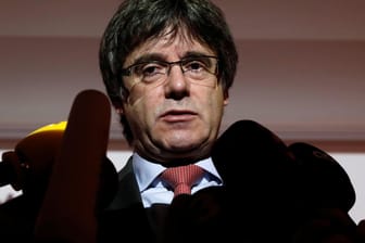 Carles Puigdemont bei einer Pressekonferenz in Belgien: Seit 25. März sitzt der katalanische Separatistenführer in deutscher Untersuchungshaft.
