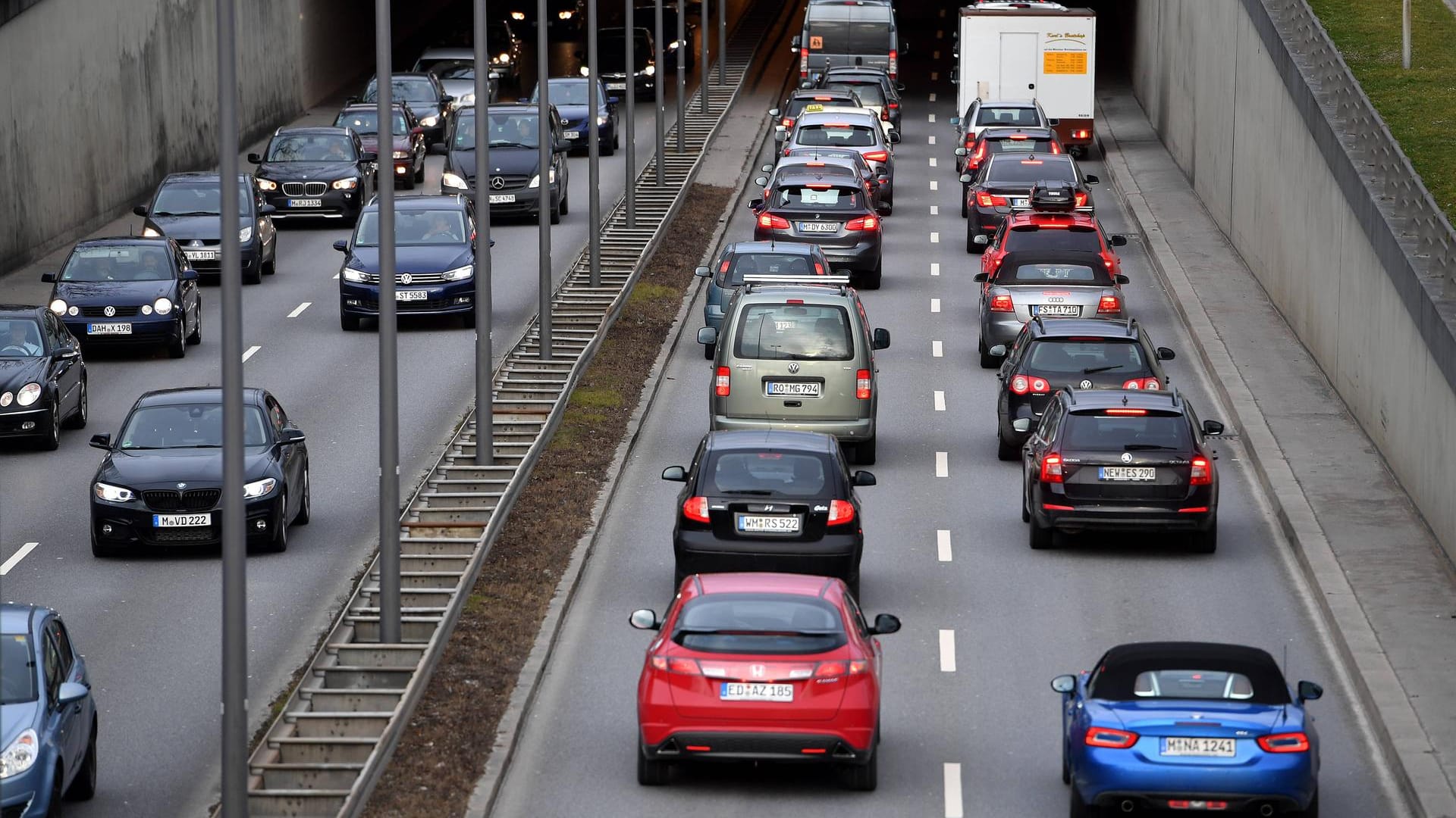 Verstopfte Hauptverkehrstrasse mit dichtem Strassenverkehr