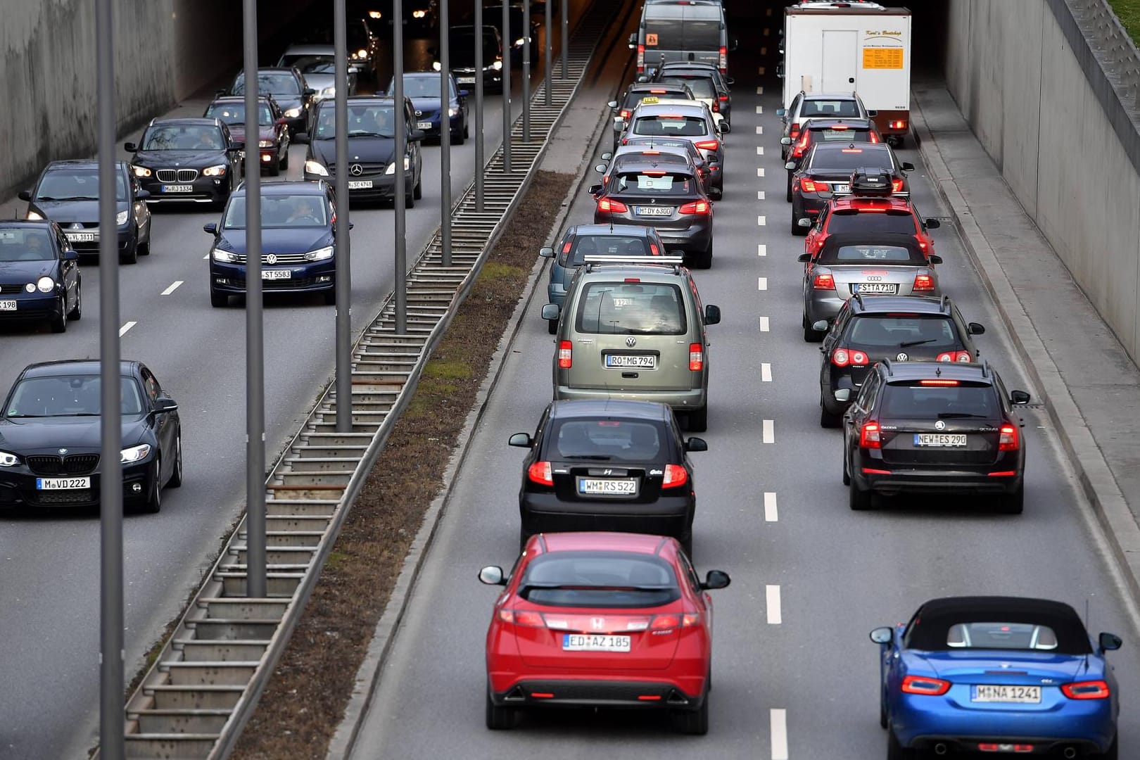 Verstopfte Hauptverkehrstrasse mit dichtem Strassenverkehr