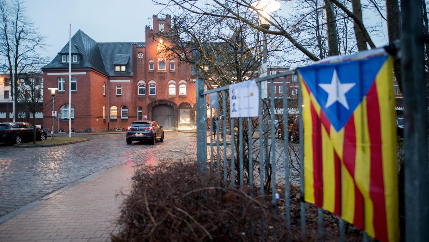 Eine Estelada Blava, die Fahne der katalanischen Nationalisten, am Zaun der JVA Neumünster: Im äußersten Fall könnte Carles Puigdemont Verfassungsbeschwerde gegen seine Auslieferung einlegen.