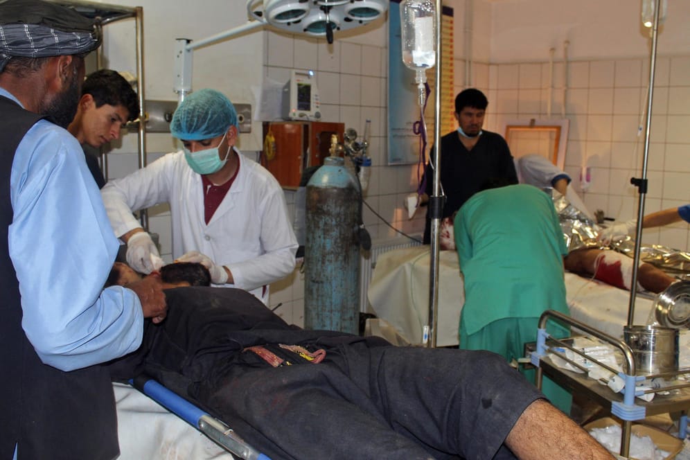 Verletzte im Krankenhaus nach dem Luftangriff: Mehr als 50 Zivilsten sollen gestorben sein – das Militär spricht von getöteten Talibankämpfern.