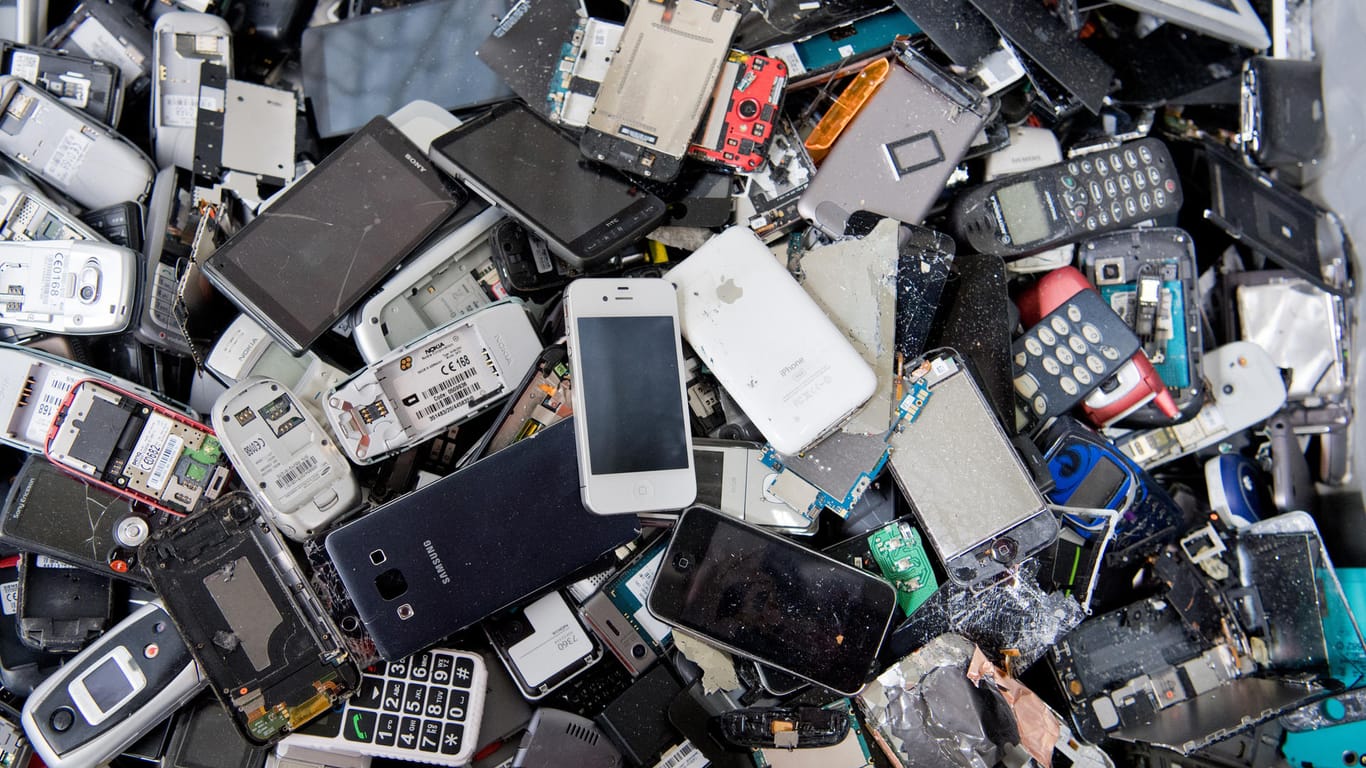 Recycling-Stelle für alte Smartphones: Einer Studie der Umwelthilfe zufolge halten sich viele Online-Händler nicht an das Entsorgungsrecht.