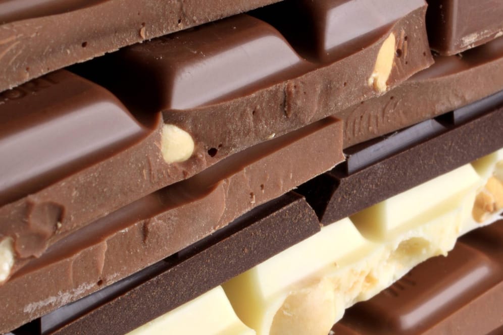 Gestapelte Schokoladentafeln: Der Anteil von Kakao wirkt sich auf den Geschmack aus.