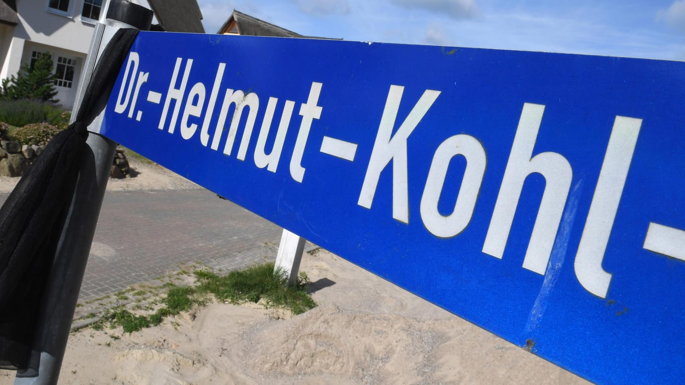 Straßen zu Ehren des Altkanzlers gibt es schon, wie hier in Loddin in Mecklenburg-Vorpommern: In Mainz wird nun ein Helmut-Kohl-Platz eingeweiht.