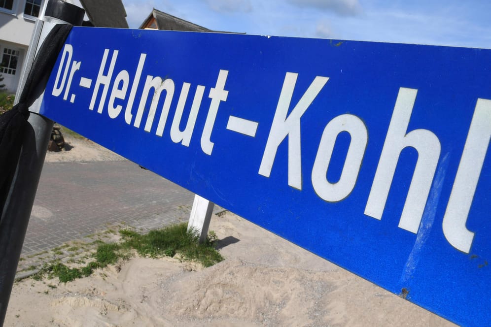 Straßen zu Ehren des Altkanzlers gibt es schon, wie hier in Loddin in Mecklenburg-Vorpommern: In Mainz wird nun ein Helmut-Kohl-Platz eingeweiht.