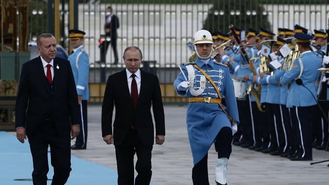 Russlands Präsident Putin und der türkische Staatschef Erdogan suchen nach Wegen, das Kriegselend in Syrien zu beenden.
