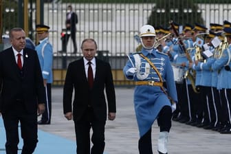 Russlands Präsident Putin und der türkische Staatschef Erdogan suchen nach Wegen, das Kriegselend in Syrien zu beenden.