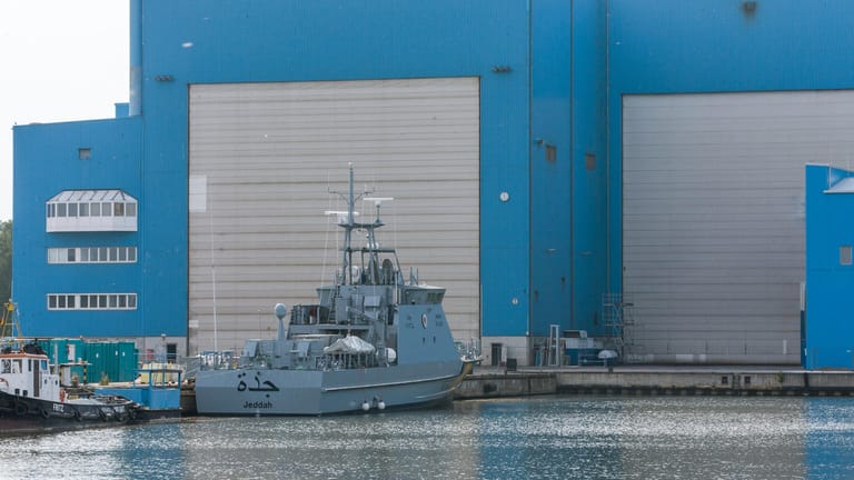 Ein Küstenschutzboot für Saudi-Arabien in einer Werft in Wolgast (Mecklenburg-Vorpommern, 2016): Deutsche Unternehmen rüsten schon lange die saudi-arabische Armee aus.