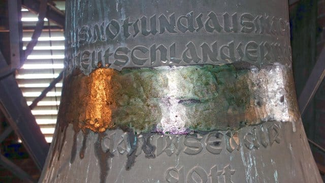 Unbekannte haben von der Kirchenglocke des niedersächsischen Ortes Schweringen ein Hakenkreuz entfernt, das bislang darauf zu sehen war. Unbekannte haben von der Kirchenglocke des niedersächsischen Ortes Schweringen ein Hakenkreuz entfernt, das bislang darauf zu sehen war.