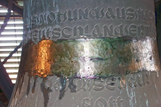 Unbekannte haben von der Kirchenglocke des niedersächsischen Ortes Schweringen ein Hakenkreuz entfernt, das bislang darauf zu sehen war.