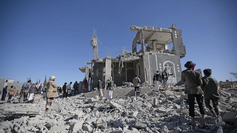 Zerstörtes Haus in Sanaa: Seit drei Jahren bombardiert vor allem die saudi-arabische Armee den Jemen. Kämpft sie auch mit deutschen Waffen?