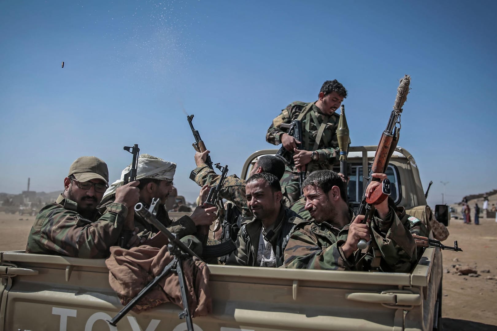 Huthi-Rebellen schießen in Sanaa in die Luft. Die Rebellen haben viele Teile Jemens erobert.