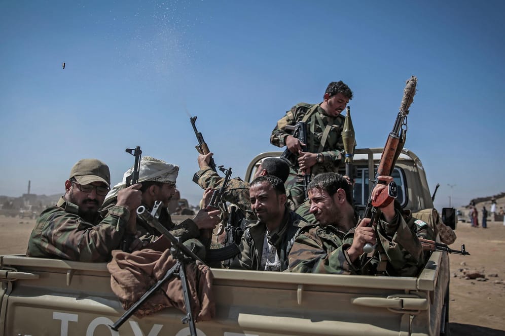 Huthi-Rebellen schießen in Sanaa in die Luft. Die Rebellen haben viele Teile Jemens erobert.