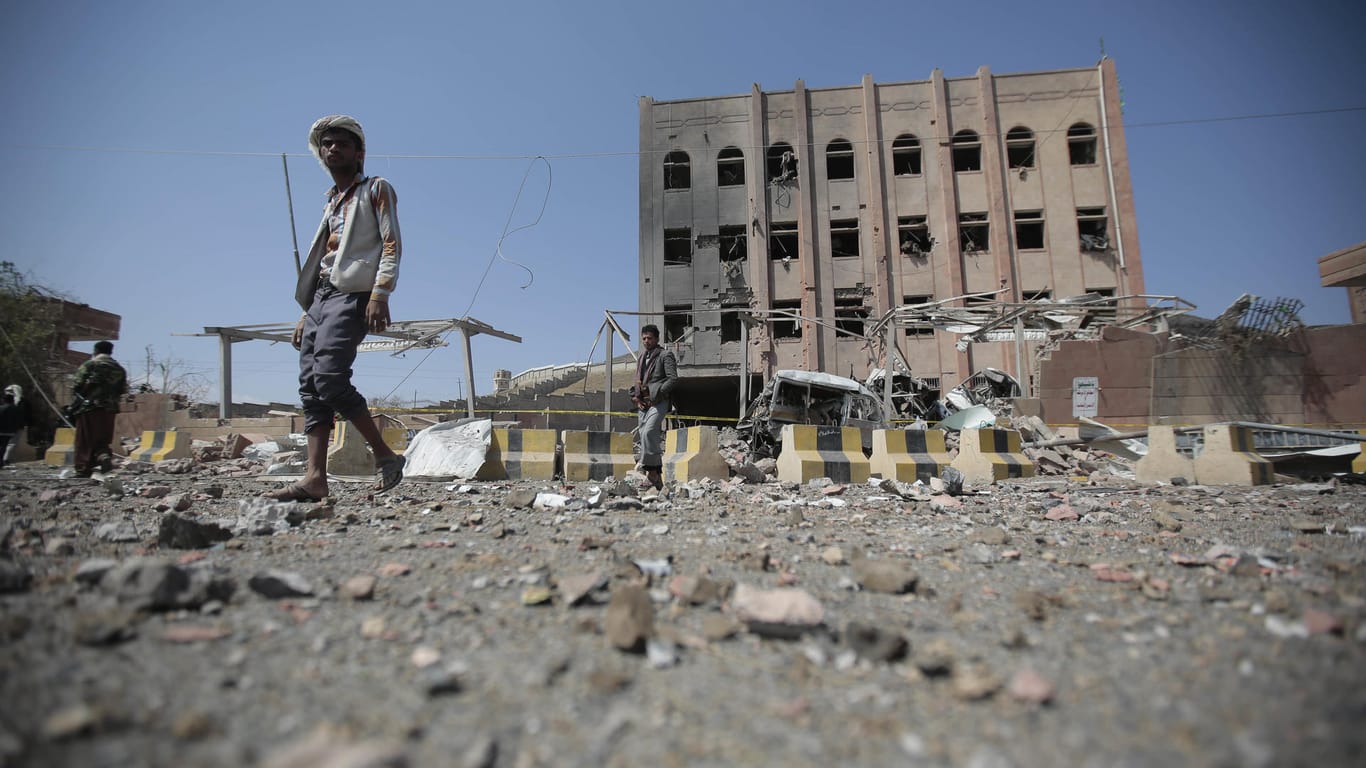 Ein Mann in Sanaa im Jemen nach einem Luftangriff: Viele Staaten geben nun Geld für die Menschen dort. Doch der Konflikt ist damit nicht gelöst.