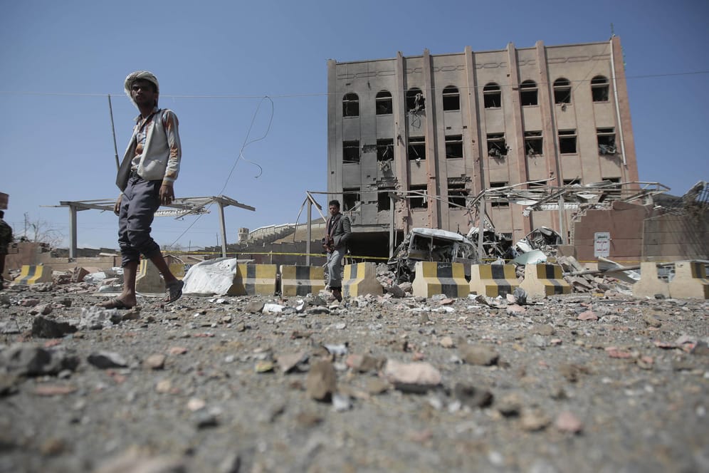 Ein Mann in Sanaa im Jemen nach einem Luftangriff: Viele Staaten geben nun Geld für die Menschen dort. Doch der Konflikt ist damit nicht gelöst.