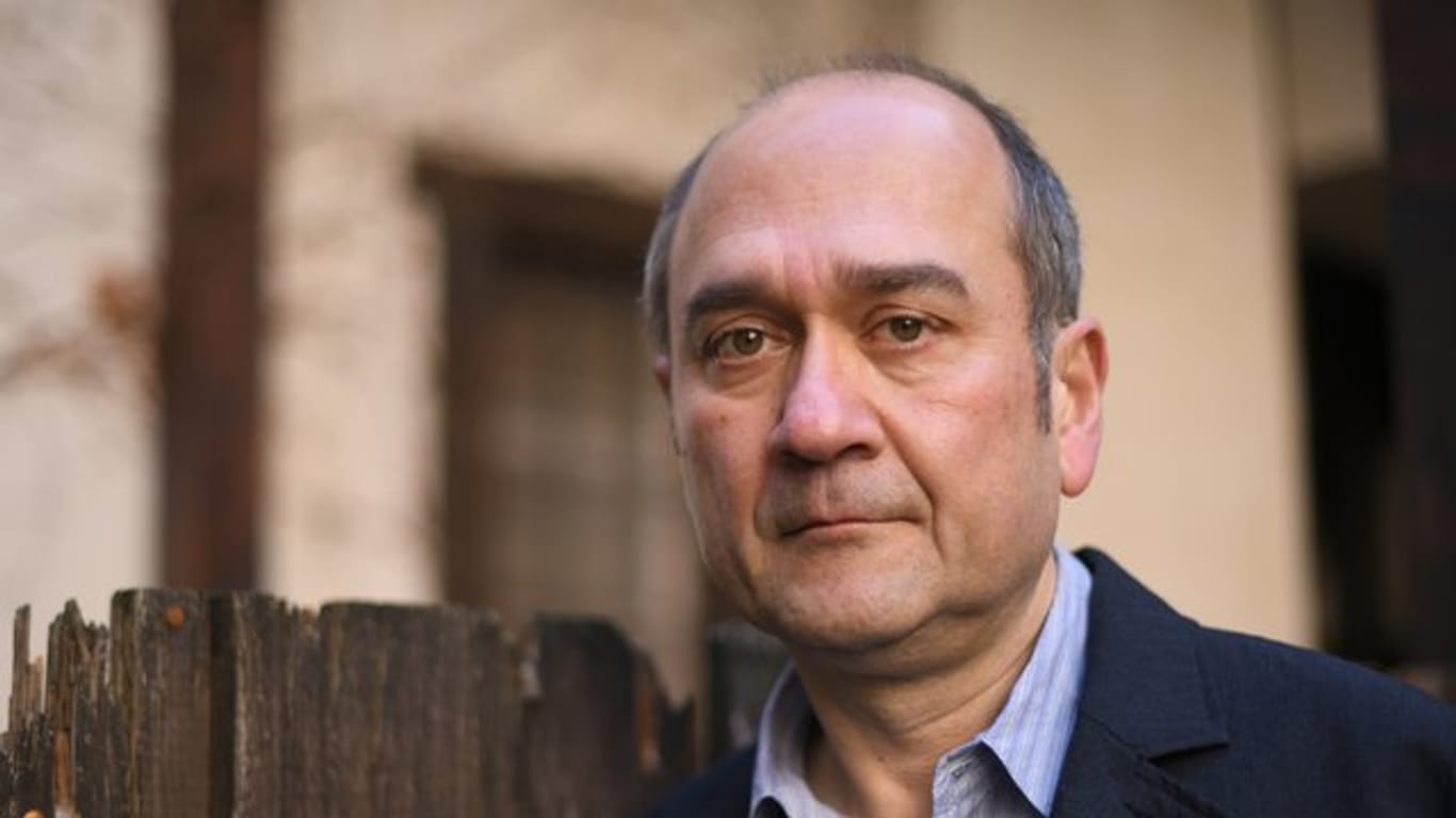 Der Lyriker Farhad Showghi erhält den Peter-Huchel-Preis 2018.