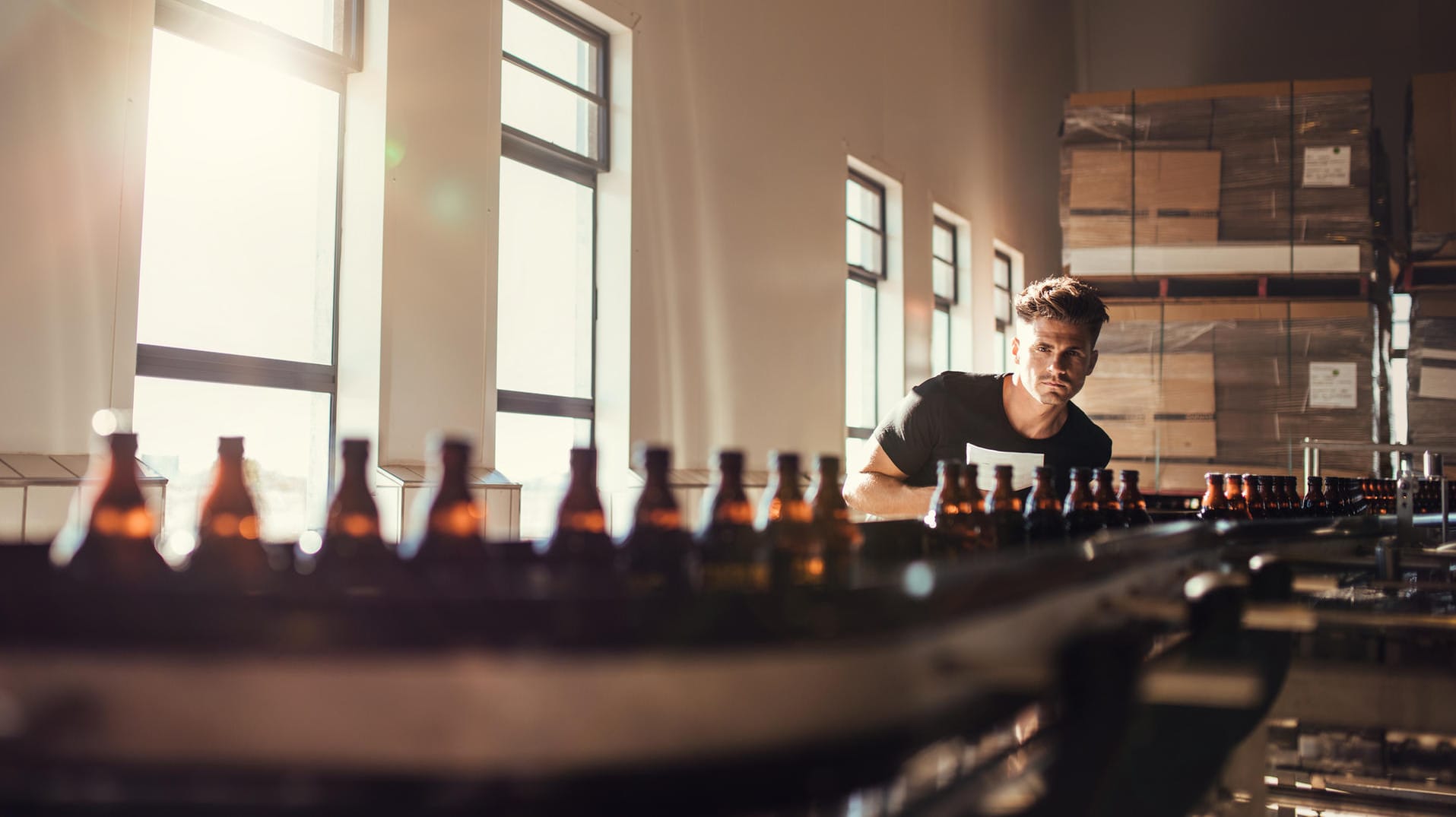 Brauer in lokaler Biermanufaktur: Die Steuerlast für Selbstständige lässt sich durch das Absetzen beruflicher Ausgaben in der Regel senken.