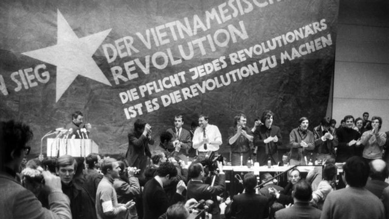 Etwa 3000 Personen, meist Studenten, nahmen 1968 an der Internationalen Vietnam-Konferenz in Berlin teil.