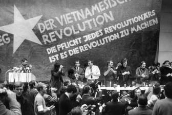 Etwa 3000 Personen, meist Studenten, nahmen 1968 an der Internationalen Vietnam-Konferenz in Berlin teil.